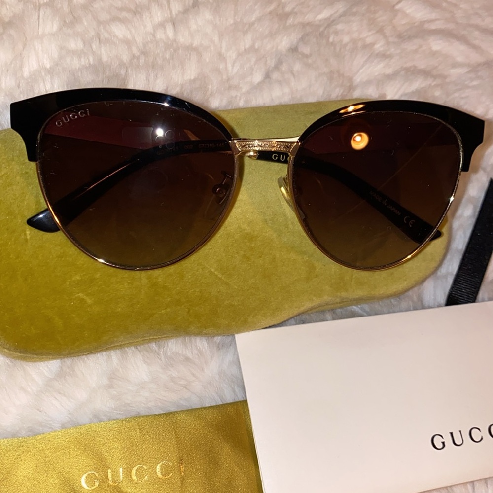 Gucci Women's Black and Gold Sunglasses Authentic - Picture 3 of 14